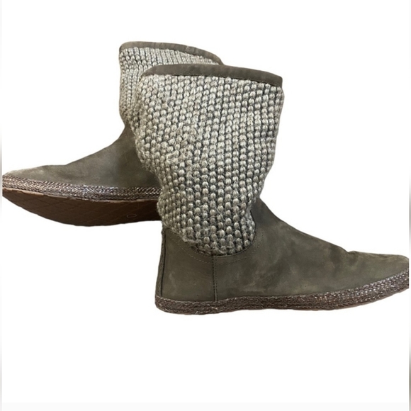 Ugg Australian Lyza grey boots -reposhed from @fashionista6869/Mary Beth E - Picture 2 of 8